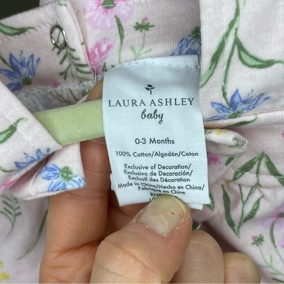 NWT Laura Ashley Baby romper with matching bow, size 0-3 months - Picture 3 of 4